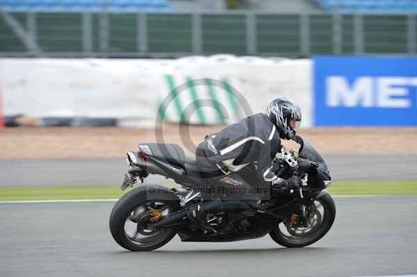 Motorcycle action photographs;Silverstone circuit;Silverstone photographs;Trackday digital images;event digital images;eventdigitalimages;no limits trackday;peter wileman photography;rockingham towcester northamptonshire;trackday;trackday photos