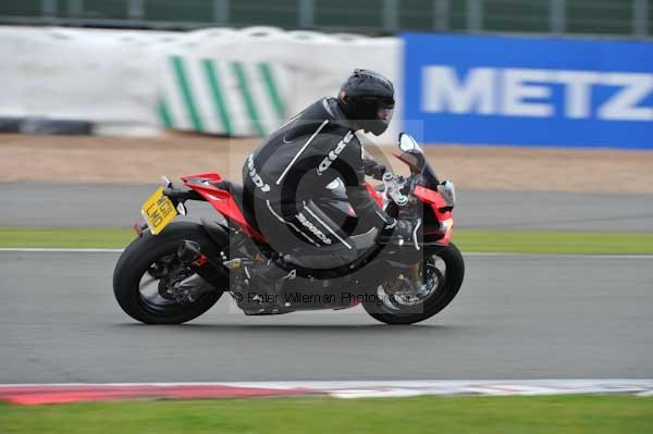 Motorcycle action photographs;Silverstone circuit;Silverstone photographs;Trackday digital images;event digital images;eventdigitalimages;no limits trackday;peter wileman photography;rockingham towcester northamptonshire;trackday;trackday photos