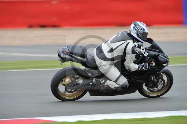 Motorcycle action photographs;Silverstone circuit;Silverstone photographs;Trackday digital images;event digital images;eventdigitalimages;no limits trackday;peter wileman photography;rockingham towcester northamptonshire;trackday;trackday photos