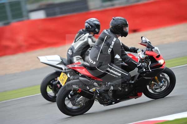 Motorcycle action photographs;Silverstone circuit;Silverstone photographs;Trackday digital images;event digital images;eventdigitalimages;no limits trackday;peter wileman photography;rockingham towcester northamptonshire;trackday;trackday photos