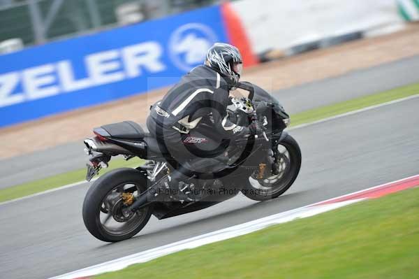 Motorcycle action photographs;Silverstone circuit;Silverstone photographs;Trackday digital images;event digital images;eventdigitalimages;no limits trackday;peter wileman photography;rockingham towcester northamptonshire;trackday;trackday photos