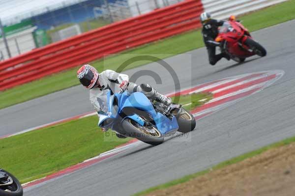 Motorcycle action photographs;Silverstone circuit;Silverstone photographs;Trackday digital images;event digital images;eventdigitalimages;no limits trackday;peter wileman photography;rockingham towcester northamptonshire;trackday;trackday photos