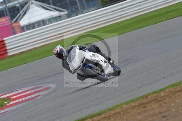 Motorcycle action photographs;Silverstone circuit;Silverstone photographs;Trackday digital images;event digital images;eventdigitalimages;no limits trackday;peter wileman photography;rockingham towcester northamptonshire;trackday;trackday photos