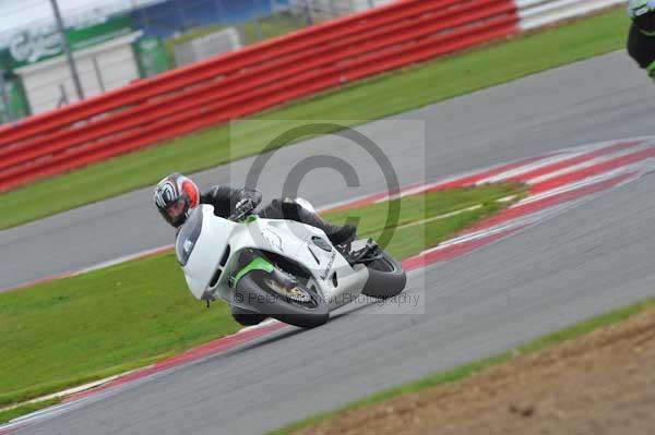 Motorcycle action photographs;Silverstone circuit;Silverstone photographs;Trackday digital images;event digital images;eventdigitalimages;no limits trackday;peter wileman photography;rockingham towcester northamptonshire;trackday;trackday photos