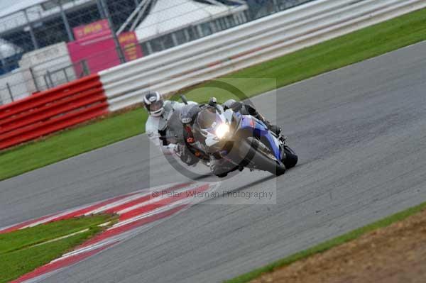 Motorcycle action photographs;Silverstone circuit;Silverstone photographs;Trackday digital images;event digital images;eventdigitalimages;no limits trackday;peter wileman photography;rockingham towcester northamptonshire;trackday;trackday photos