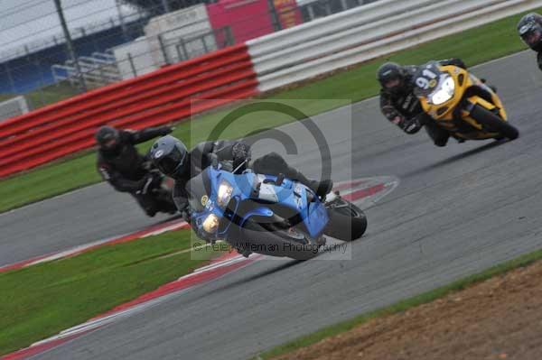 Motorcycle action photographs;Silverstone circuit;Silverstone photographs;Trackday digital images;event digital images;eventdigitalimages;no limits trackday;peter wileman photography;rockingham towcester northamptonshire;trackday;trackday photos