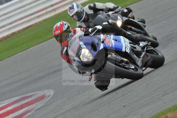 Motorcycle action photographs;Silverstone circuit;Silverstone photographs;Trackday digital images;event digital images;eventdigitalimages;no limits trackday;peter wileman photography;rockingham towcester northamptonshire;trackday;trackday photos