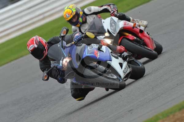 Motorcycle action photographs;Silverstone circuit;Silverstone photographs;Trackday digital images;event digital images;eventdigitalimages;no limits trackday;peter wileman photography;rockingham towcester northamptonshire;trackday;trackday photos