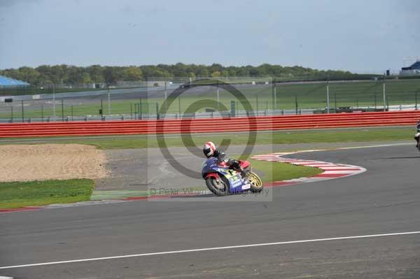 Motorcycle action photographs;Silverstone circuit;Silverstone photographs;Trackday digital images;event digital images;eventdigitalimages;no limits trackday;peter wileman photography;rockingham towcester northamptonshire;trackday;trackday photos