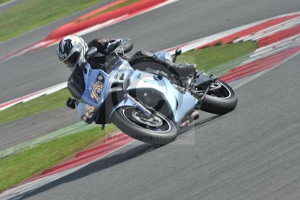 Motorcycle action photographs;Silverstone circuit;Silverstone photographs;Trackday digital images;event digital images;eventdigitalimages;no limits trackday;peter wileman photography;rockingham towcester northamptonshire;trackday;trackday photos