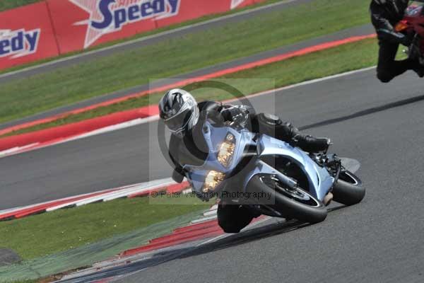 Motorcycle action photographs;Silverstone circuit;Silverstone photographs;Trackday digital images;event digital images;eventdigitalimages;no limits trackday;peter wileman photography;rockingham towcester northamptonshire;trackday;trackday photos