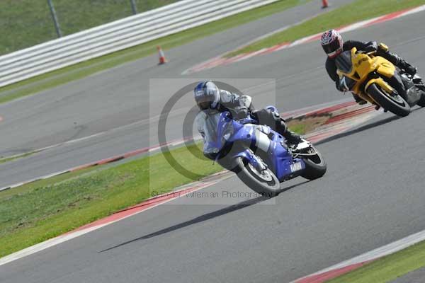 Motorcycle action photographs;Silverstone circuit;Silverstone photographs;Trackday digital images;event digital images;eventdigitalimages;no limits trackday;peter wileman photography;rockingham towcester northamptonshire;trackday;trackday photos