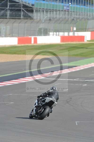 Motorcycle action photographs;Silverstone circuit;Silverstone photographs;Trackday digital images;event digital images;eventdigitalimages;no limits trackday;peter wileman photography;rockingham towcester northamptonshire;trackday;trackday photos