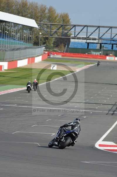 Motorcycle action photographs;Silverstone circuit;Silverstone photographs;Trackday digital images;event digital images;eventdigitalimages;no limits trackday;peter wileman photography;rockingham towcester northamptonshire;trackday;trackday photos