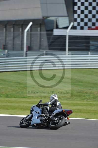 Motorcycle action photographs;Silverstone circuit;Silverstone photographs;Trackday digital images;event digital images;eventdigitalimages;no limits trackday;peter wileman photography;rockingham towcester northamptonshire;trackday;trackday photos