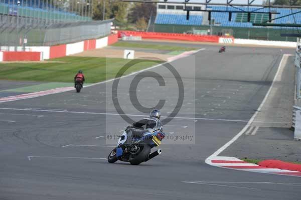 Motorcycle action photographs;Silverstone circuit;Silverstone photographs;Trackday digital images;event digital images;eventdigitalimages;no limits trackday;peter wileman photography;rockingham towcester northamptonshire;trackday;trackday photos