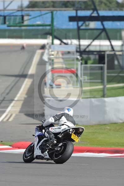 Motorcycle action photographs;Silverstone circuit;Silverstone photographs;Trackday digital images;event digital images;eventdigitalimages;no limits trackday;peter wileman photography;rockingham towcester northamptonshire;trackday;trackday photos