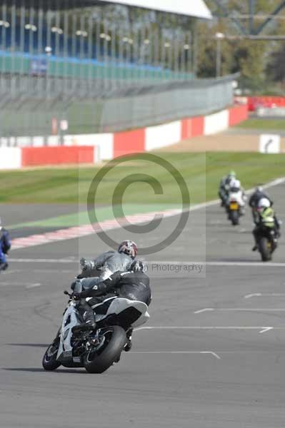 Motorcycle action photographs;Silverstone circuit;Silverstone photographs;Trackday digital images;event digital images;eventdigitalimages;no limits trackday;peter wileman photography;rockingham towcester northamptonshire;trackday;trackday photos