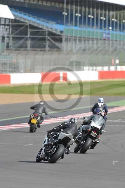 Motorcycle action photographs;Silverstone circuit;Silverstone photographs;Trackday digital images;event digital images;eventdigitalimages;no limits trackday;peter wileman photography;rockingham towcester northamptonshire;trackday;trackday photos