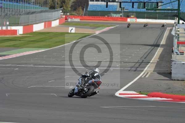 Motorcycle action photographs;Silverstone circuit;Silverstone photographs;Trackday digital images;event digital images;eventdigitalimages;no limits trackday;peter wileman photography;rockingham towcester northamptonshire;trackday;trackday photos