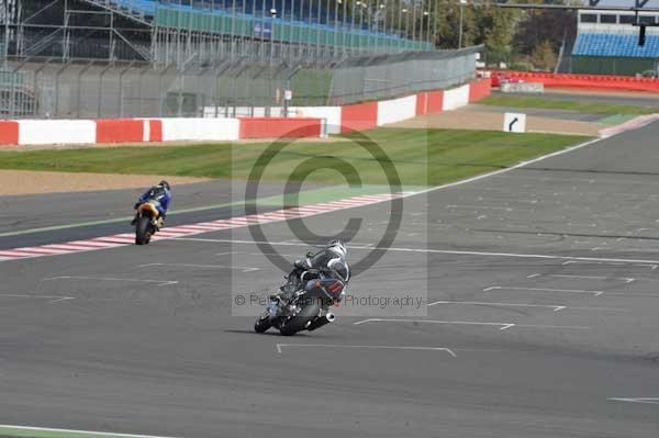 Motorcycle action photographs;Silverstone circuit;Silverstone photographs;Trackday digital images;event digital images;eventdigitalimages;no limits trackday;peter wileman photography;rockingham towcester northamptonshire;trackday;trackday photos