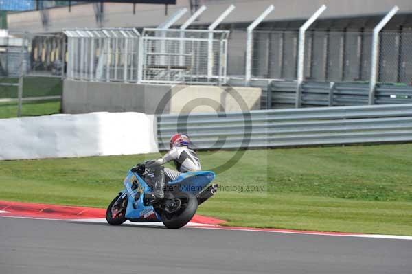 Motorcycle action photographs;Silverstone circuit;Silverstone photographs;Trackday digital images;event digital images;eventdigitalimages;no limits trackday;peter wileman photography;rockingham towcester northamptonshire;trackday;trackday photos