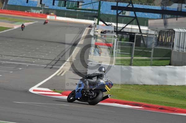 Motorcycle action photographs;Silverstone circuit;Silverstone photographs;Trackday digital images;event digital images;eventdigitalimages;no limits trackday;peter wileman photography;rockingham towcester northamptonshire;trackday;trackday photos