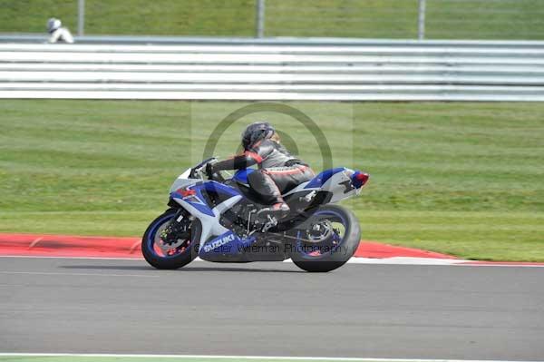 Motorcycle action photographs;Silverstone circuit;Silverstone photographs;Trackday digital images;event digital images;eventdigitalimages;no limits trackday;peter wileman photography;rockingham towcester northamptonshire;trackday;trackday photos