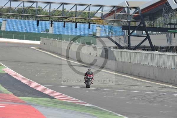 Motorcycle action photographs;Silverstone circuit;Silverstone photographs;Trackday digital images;event digital images;eventdigitalimages;no limits trackday;peter wileman photography;rockingham towcester northamptonshire;trackday;trackday photos