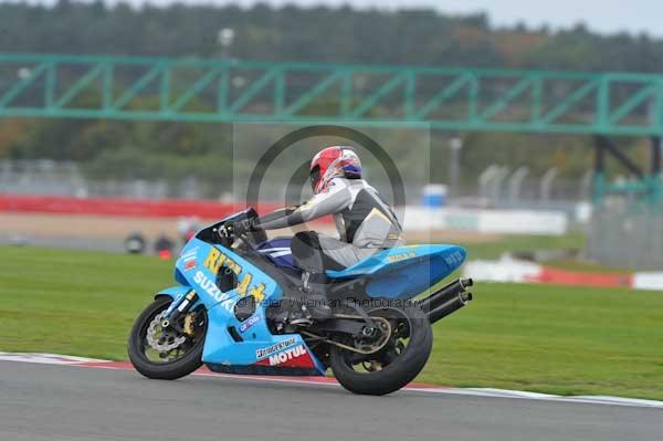 Motorcycle action photographs;Silverstone circuit;Silverstone photographs;Trackday digital images;event digital images;eventdigitalimages;no limits trackday;peter wileman photography;rockingham towcester northamptonshire;trackday;trackday photos