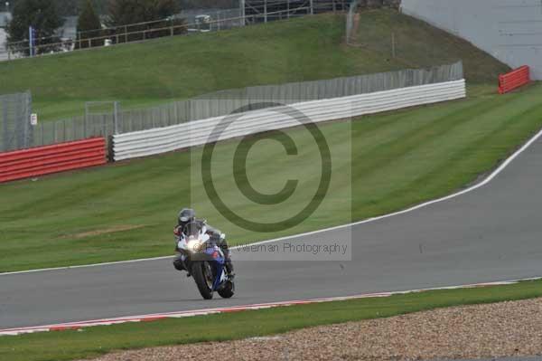 Motorcycle action photographs;Silverstone circuit;Silverstone photographs;Trackday digital images;event digital images;eventdigitalimages;no limits trackday;peter wileman photography;rockingham towcester northamptonshire;trackday;trackday photos