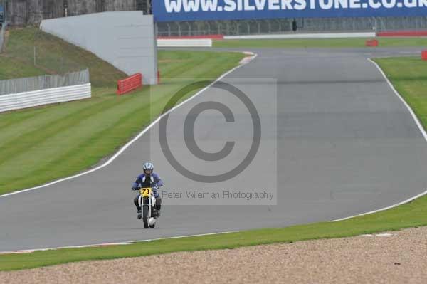 Motorcycle action photographs;Silverstone circuit;Silverstone photographs;Trackday digital images;event digital images;eventdigitalimages;no limits trackday;peter wileman photography;rockingham towcester northamptonshire;trackday;trackday photos