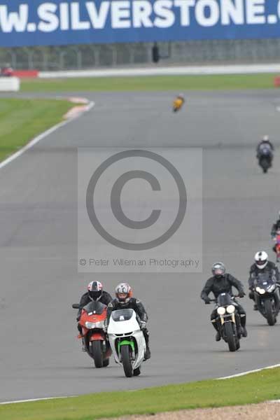 Motorcycle action photographs;Silverstone circuit;Silverstone photographs;Trackday digital images;event digital images;eventdigitalimages;no limits trackday;peter wileman photography;rockingham towcester northamptonshire;trackday;trackday photos