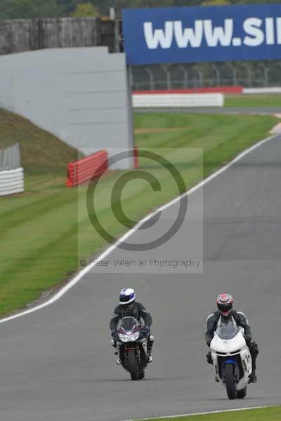 Motorcycle action photographs;Silverstone circuit;Silverstone photographs;Trackday digital images;event digital images;eventdigitalimages;no limits trackday;peter wileman photography;rockingham towcester northamptonshire;trackday;trackday photos