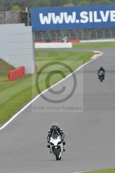 Motorcycle action photographs;Silverstone circuit;Silverstone photographs;Trackday digital images;event digital images;eventdigitalimages;no limits trackday;peter wileman photography;rockingham towcester northamptonshire;trackday;trackday photos