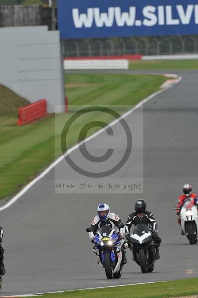 Motorcycle action photographs;Silverstone circuit;Silverstone photographs;Trackday digital images;event digital images;eventdigitalimages;no limits trackday;peter wileman photography;rockingham towcester northamptonshire;trackday;trackday photos