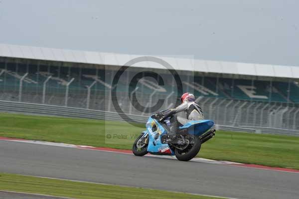 Motorcycle action photographs;Silverstone circuit;Silverstone photographs;Trackday digital images;event digital images;eventdigitalimages;no limits trackday;peter wileman photography;rockingham towcester northamptonshire;trackday;trackday photos