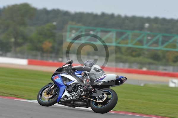 Motorcycle action photographs;Silverstone circuit;Silverstone photographs;Trackday digital images;event digital images;eventdigitalimages;no limits trackday;peter wileman photography;rockingham towcester northamptonshire;trackday;trackday photos