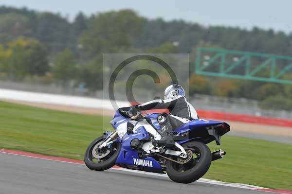 Motorcycle action photographs;Silverstone circuit;Silverstone photographs;Trackday digital images;event digital images;eventdigitalimages;no limits trackday;peter wileman photography;rockingham towcester northamptonshire;trackday;trackday photos