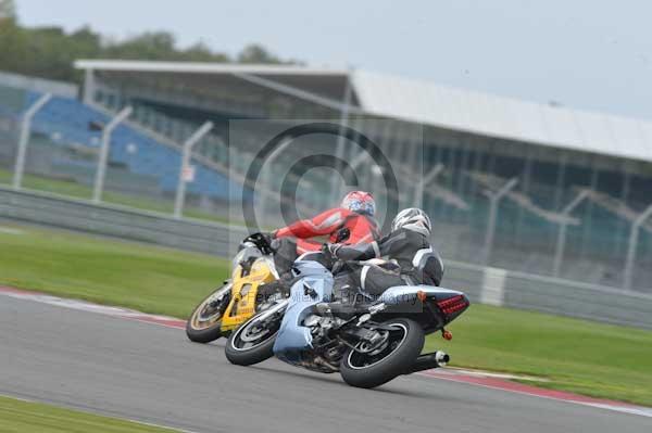 Motorcycle action photographs;Silverstone circuit;Silverstone photographs;Trackday digital images;event digital images;eventdigitalimages;no limits trackday;peter wileman photography;rockingham towcester northamptonshire;trackday;trackday photos