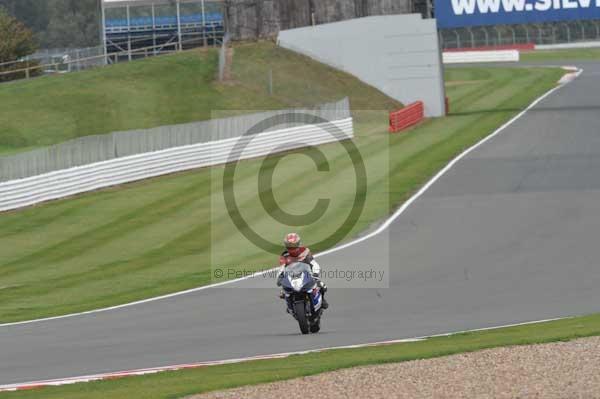 Motorcycle action photographs;Silverstone circuit;Silverstone photographs;Trackday digital images;event digital images;eventdigitalimages;no limits trackday;peter wileman photography;rockingham towcester northamptonshire;trackday;trackday photos