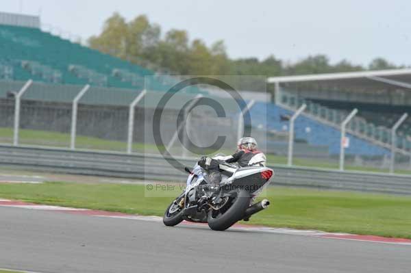 Motorcycle action photographs;Silverstone circuit;Silverstone photographs;Trackday digital images;event digital images;eventdigitalimages;no limits trackday;peter wileman photography;rockingham towcester northamptonshire;trackday;trackday photos