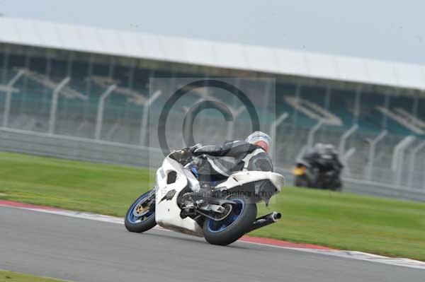 Motorcycle action photographs;Silverstone circuit;Silverstone photographs;Trackday digital images;event digital images;eventdigitalimages;no limits trackday;peter wileman photography;rockingham towcester northamptonshire;trackday;trackday photos