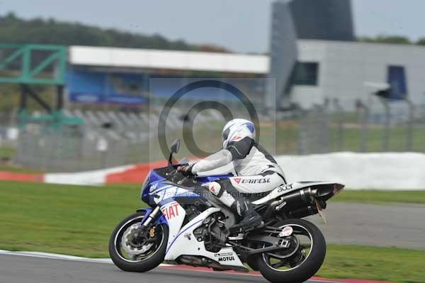 Motorcycle action photographs;Silverstone circuit;Silverstone photographs;Trackday digital images;event digital images;eventdigitalimages;no limits trackday;peter wileman photography;rockingham towcester northamptonshire;trackday;trackday photos