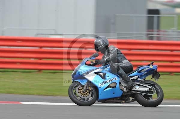 Motorcycle action photographs;Silverstone circuit;Silverstone photographs;Trackday digital images;event digital images;eventdigitalimages;no limits trackday;peter wileman photography;rockingham towcester northamptonshire;trackday;trackday photos