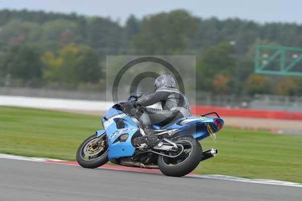 Motorcycle action photographs;Silverstone circuit;Silverstone photographs;Trackday digital images;event digital images;eventdigitalimages;no limits trackday;peter wileman photography;rockingham towcester northamptonshire;trackday;trackday photos