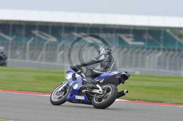 Motorcycle action photographs;Silverstone circuit;Silverstone photographs;Trackday digital images;event digital images;eventdigitalimages;no limits trackday;peter wileman photography;rockingham towcester northamptonshire;trackday;trackday photos