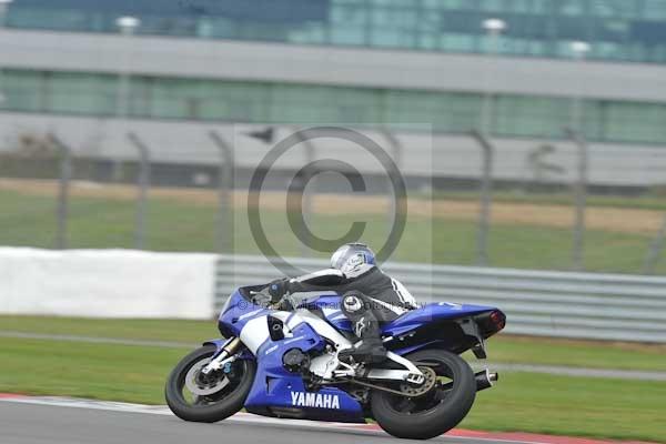 Motorcycle action photographs;Silverstone circuit;Silverstone photographs;Trackday digital images;event digital images;eventdigitalimages;no limits trackday;peter wileman photography;rockingham towcester northamptonshire;trackday;trackday photos