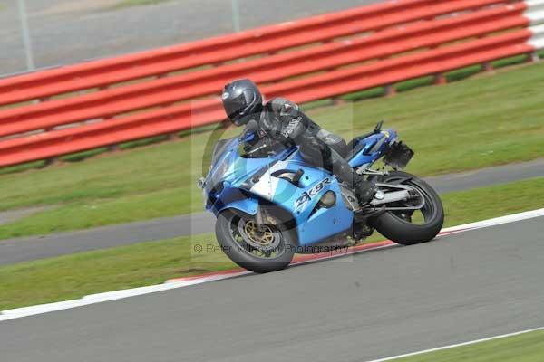 Motorcycle action photographs;Silverstone circuit;Silverstone photographs;Trackday digital images;event digital images;eventdigitalimages;no limits trackday;peter wileman photography;rockingham towcester northamptonshire;trackday;trackday photos