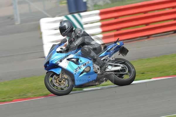 Motorcycle action photographs;Silverstone circuit;Silverstone photographs;Trackday digital images;event digital images;eventdigitalimages;no limits trackday;peter wileman photography;rockingham towcester northamptonshire;trackday;trackday photos